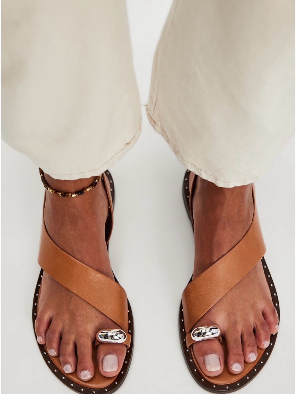 Carmel by the sea Toe-Ring Crossover Sandals in tan size 6 new